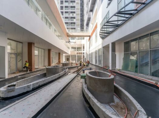 Giá bán căn hộ D-Aqua: 31 m²: 2,3 tỷ VND; 49 m²: 3,3 tỷ VND; 54 m²: 3,7 tỷ VND; 68 m²: 4,4 tỷ VND; 71 m²: 4,6 tỷ VND
