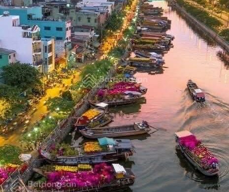 Giá bán căn hộ D-Aqua: 31 m²: 2,3 tỷ VND; 49 m²: 3,3 tỷ VND; 54 m²: 3,7 tỷ VND; 68 m²: 4,4 tỷ VND; 71 m²: 4,6 tỷ VND